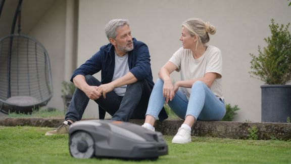 Interview croisée : deux utilisateurs partagent leur expérience des robots tondeuses