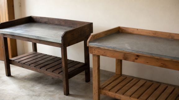 Comparatif des tables de rempotage : espace, stabilité et facilité de nettoyage