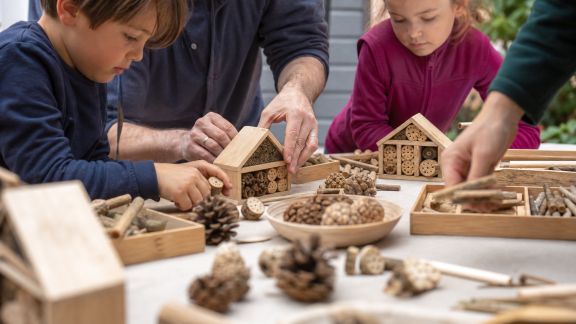 Succès d’un atelier participatif : fabriquer des abris à insectes ensemble