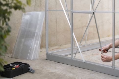 Serres de jardin en kit : structures, matériaux et facilité de montage