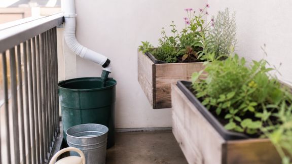 Installer un système de récupération d’eau pour les balconnières : guide pratique