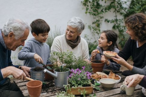Renforcer les liens intergénérationnels par des ateliers jardinage goûters