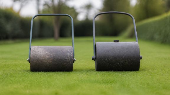 Comparatif des rouleaux à gazon manuels et lestés : praticité, poids et résultats sur terrain