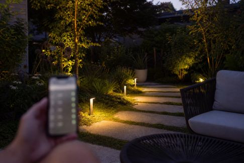Eclairage connecté : personnalisez l'ambiance de votre jardin avec votre smartphone